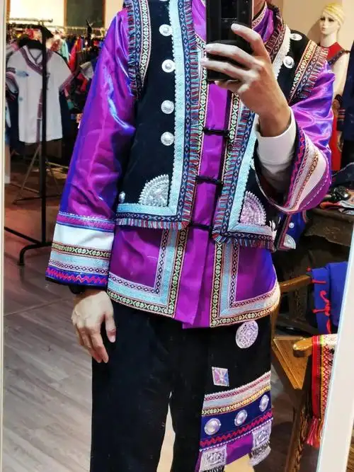 真帅小伙身穿畲族服饰跑丽马