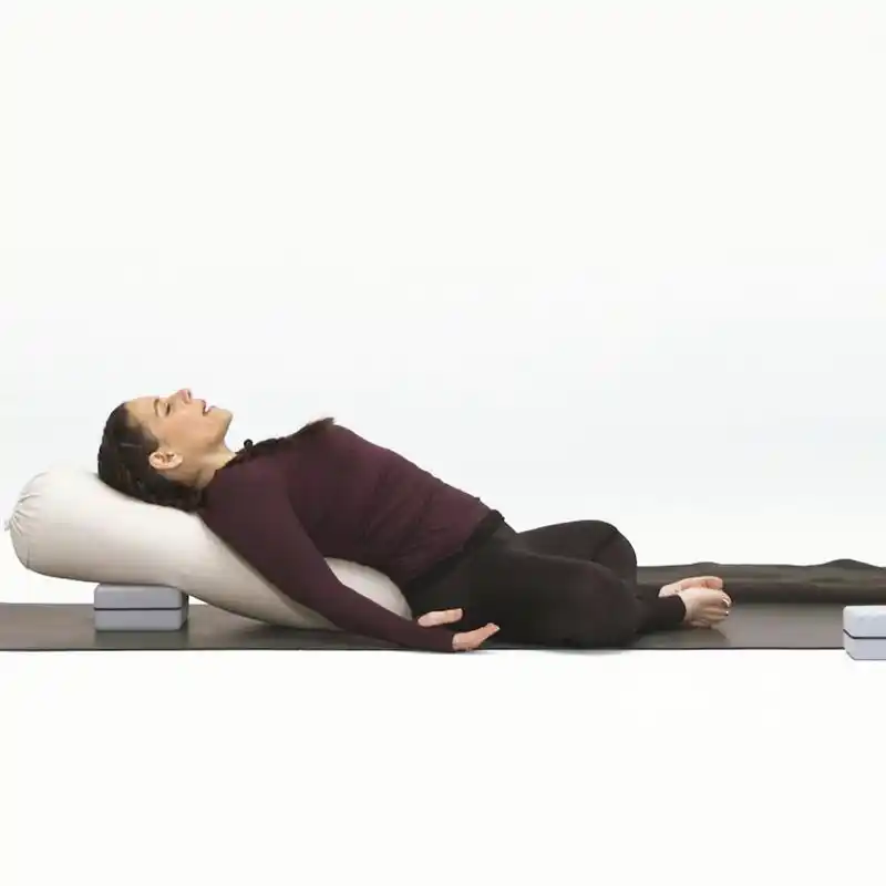 膝盖向外打开 如果需要的话,双膝下方可以用瑜伽砖垫高 仰卧下来,确保