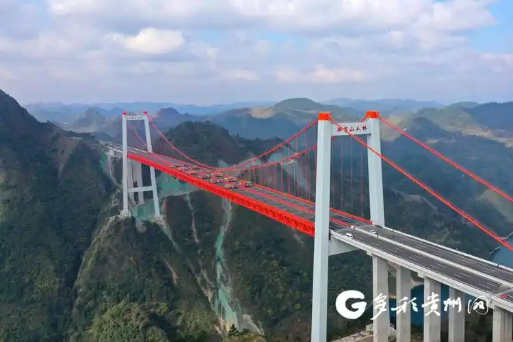 壮观贵阳至黄平高速阳宝山特大桥进行静态荷载试验48台大货车同时上桥