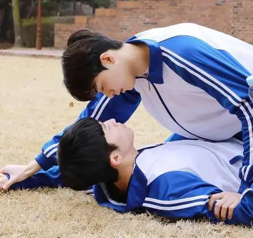 韩国电视剧《你的目光所及之处》,就集满了耽美几大经典梗:竹马,主仆