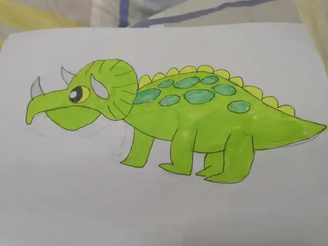 三角龙都认识吧?最大的特点就是头上的三只角!