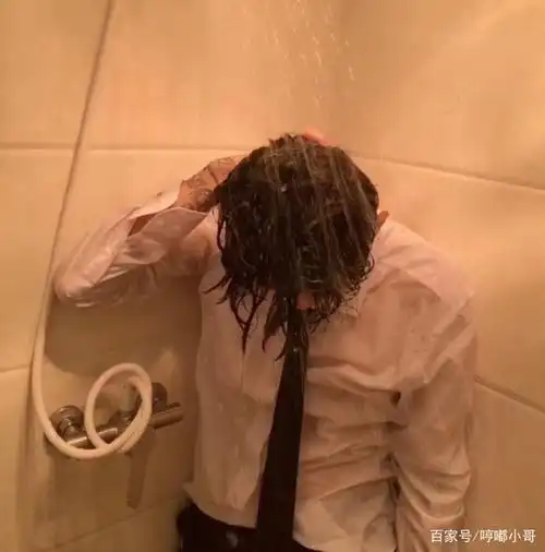 组图:90后的24岁小哥哥,穿白色衬衫洗澡,被水淋湿的样子真好看