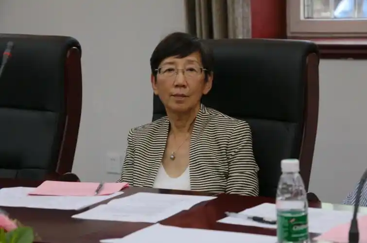 黄茂树博士,周文丽博士与我校教学管理干部座谈