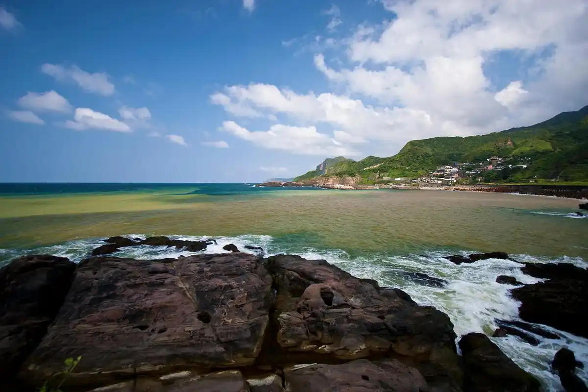 马尾岛位于广东阳江市海陵岛西南端,与闸坡镇山岭相连,海岸线曲折多湾