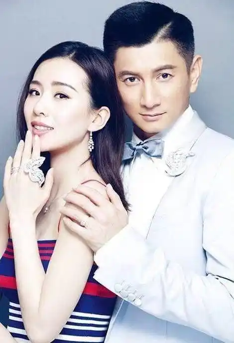 吴奇隆带儿子逛商场,祖孙三代罕见同框,步步长腿抢镜随刘诗诗