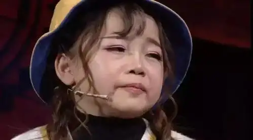 到达艺术团后,莎莎发现团队中都是和她一样的袖珍人 .