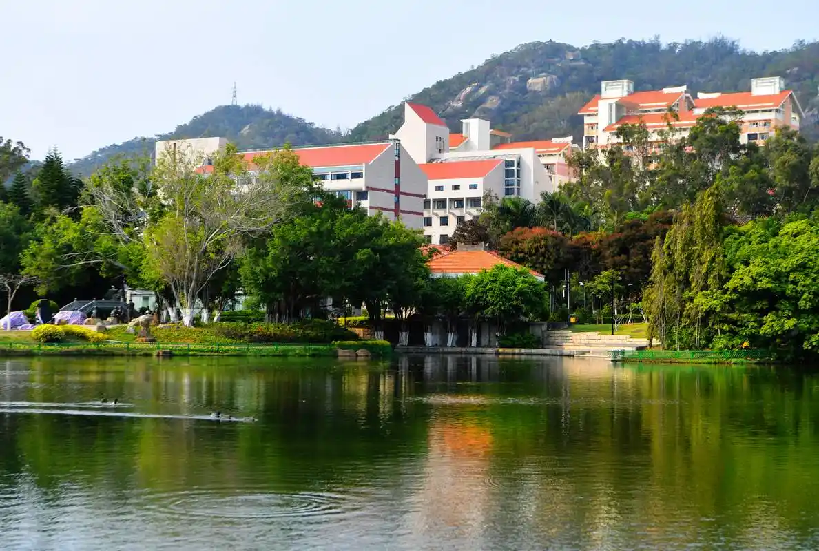 这是厦门大学芙蓉湖(4月1日摄).新华社记者 魏培全 摄