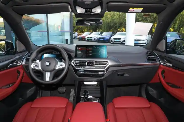 四驱系统加持的豪华中型suv宝马x3这个版本更值得入手