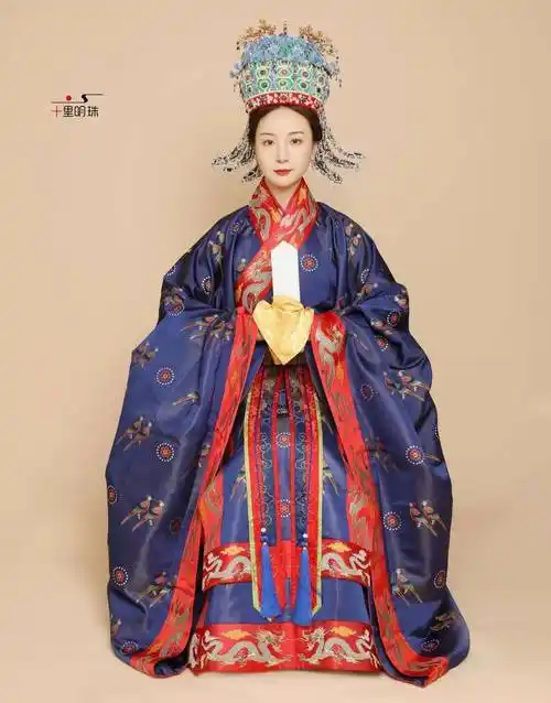 凤冠翟衣明朝凤冠:皇后受册,谒庙,朝会时戴用的礼冠.