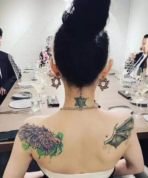 大s婚礼现场照曝光,后背纹身惹人议论