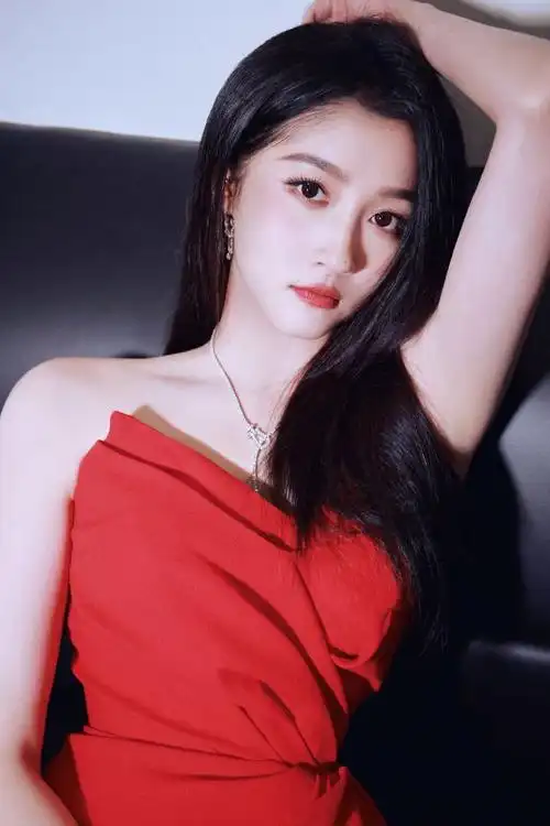 关晓彤超话#浙江卫视跨年晚会#@关晓彤收官look7315微醺红玫瑰,蓄