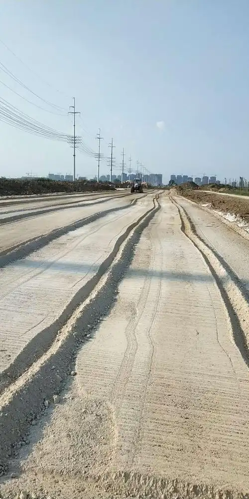 望月路施工情况:灰土拌和机3台,平地机1台,推土机1台,现场挖机六台