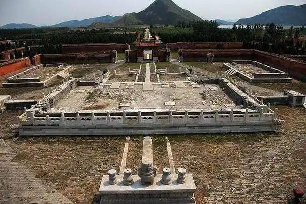 这是一种约定俗成的规矩,从古至今没几个皇帝在死之前就把陵墓修好的