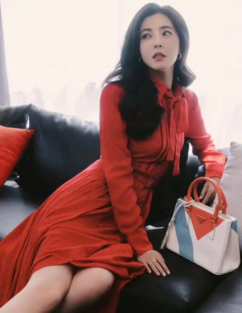 曾黎穿红色裙子,特别像新娘子,好漂亮.