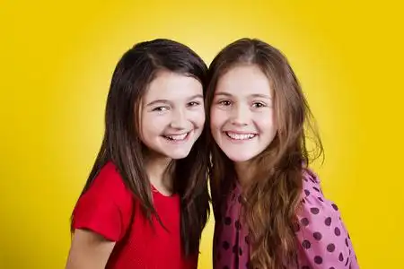 两个微笑的小女孩图片