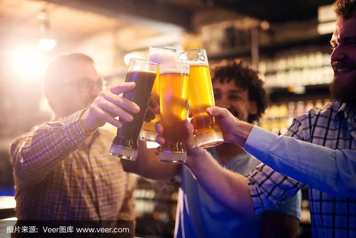 当来自不同文化背景的朋友在酒吧里碰杯时,你会看到他们的手和啤酒杯.