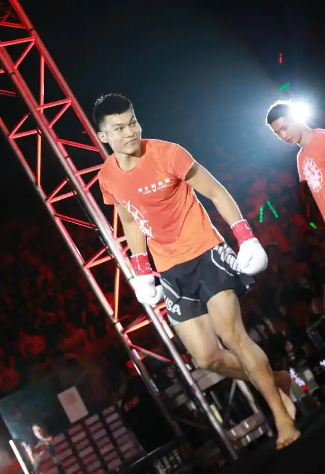 万众期待大东翔天才巨人运动员攻克冠军老外后挑战金腰带得主