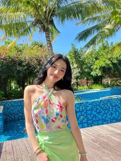 周洁琼晒三亚度假美照穿碎花上衣春意盎然
