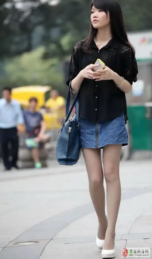 美丽年轻的黑丝袜美眉_时尚街拍_张掖论坛