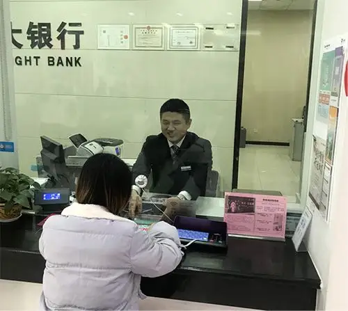 中国光大银行烟台凤凰台支行柜员小举动解决客户大问题赢得赞赏