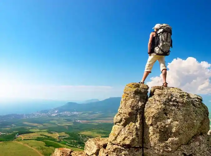 站在山顶上的游客