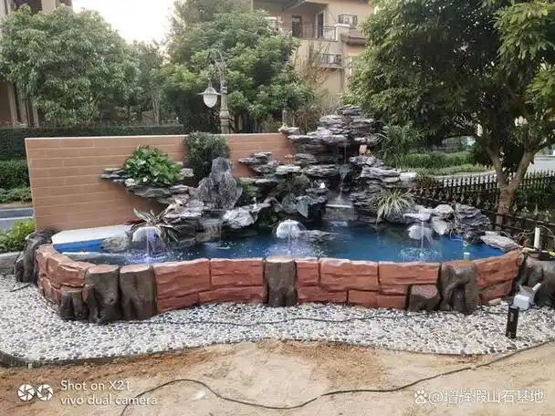 假山的错落有致是它造型的一个重要特点,它可以使整个园林空间更加生