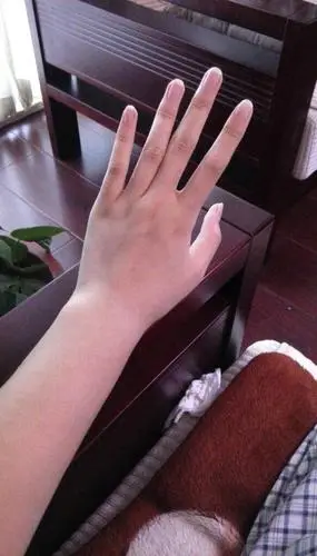 我手指很长,指甲也很