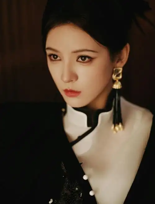 张予曦新中式妆造