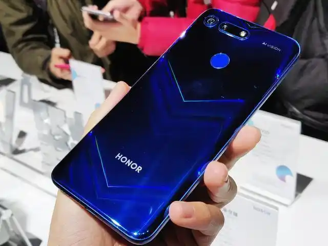 荣耀v20则搭载的是一块6.