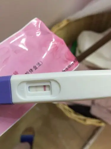 月经推迟四天,用验孕棒测出来的红色一深一浅,是怀孕了吗?