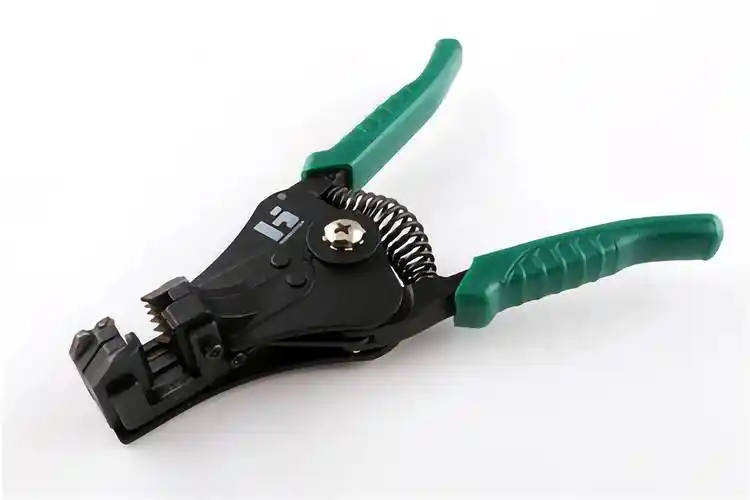 电工工具自动剥线钳的使用