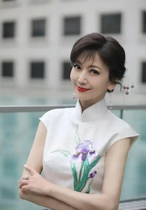 怼脸拍赵雅芝对比精修美照年龄差距不止20岁简直判若两人