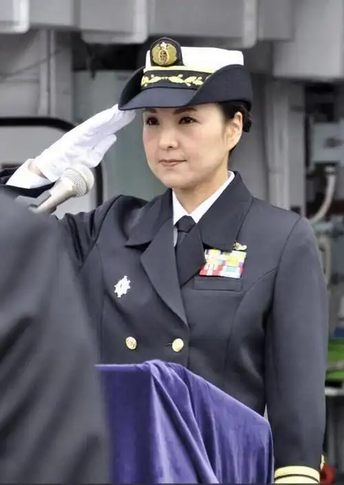 日本海上自卫队2等海佐大谷三穗成为日本首位女性现役护卫舰长