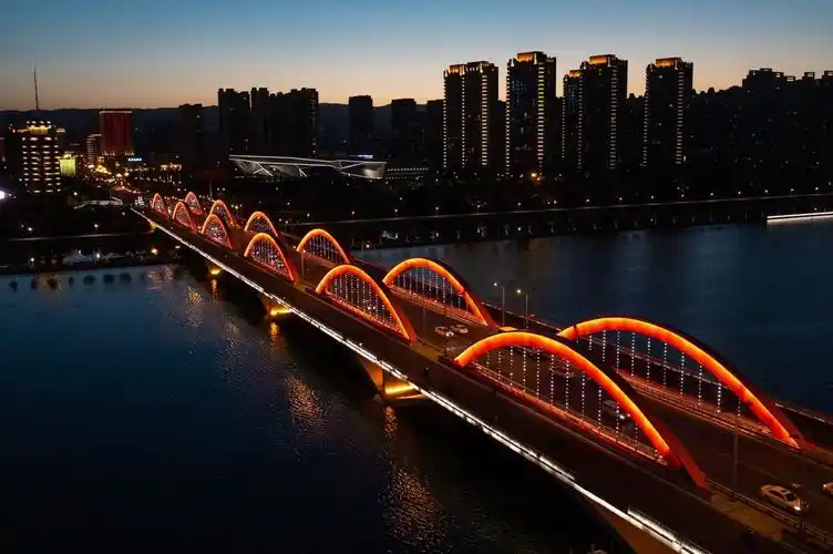 山西太原漪汾桥夜景绚丽