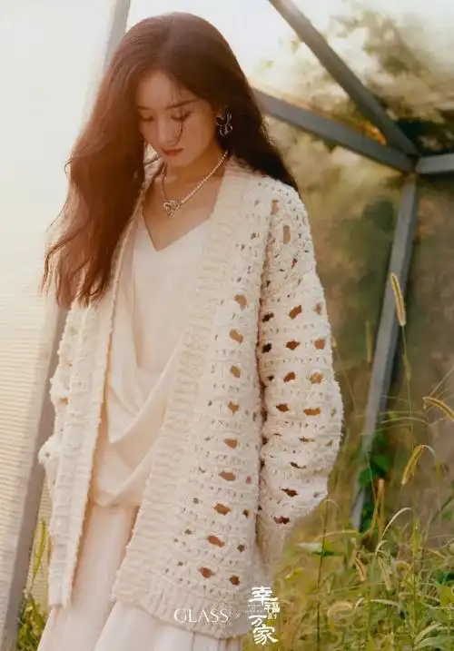 赵丽颖穿镂空毛衣搭配连衣裙气质愈发大气从容