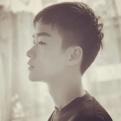 原创和平精英不求人坐山观虎斗,这两个吃鸡主播在夜间开战争抢一哥