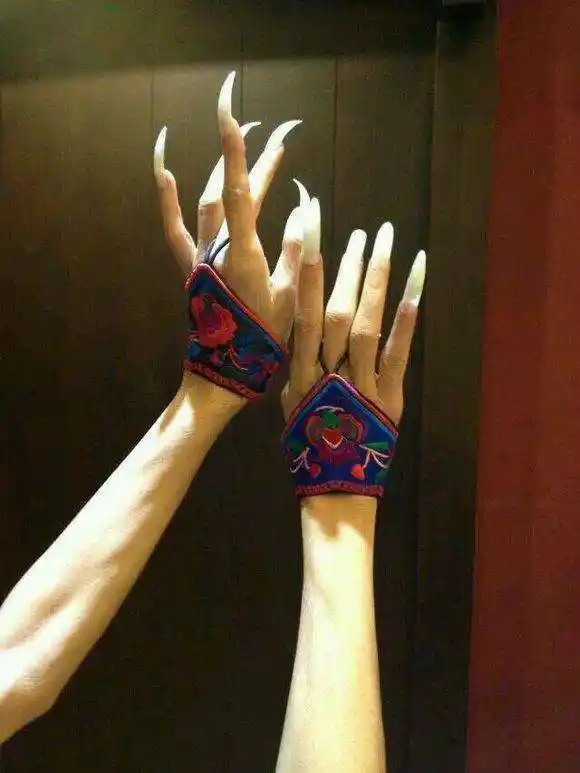 61岁杨丽萍素颜近照曝光又瘦了用九阴白骨爪逗狗画面惊悚