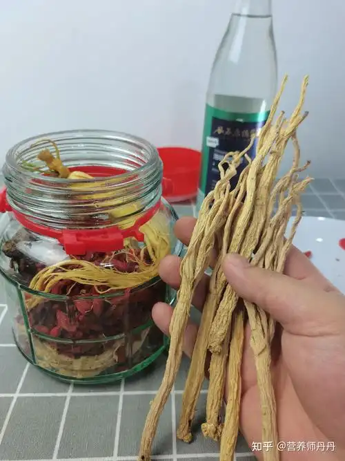 自制人参枸杞黄芪当归酒