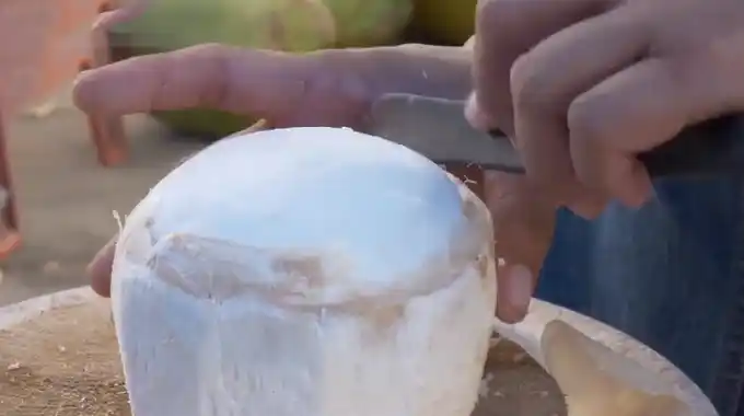 这才是椰子的正确打开方式,泰国大叔展示精湛刀工,吃货们看呆了