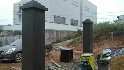 大门砌砖柱已完成