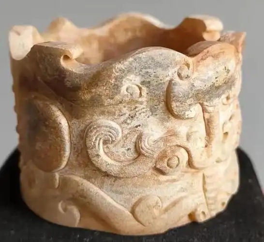 "饕餮纹"最早见于长江中下游地区的良渚文化玉器上,它也是商周青铜器