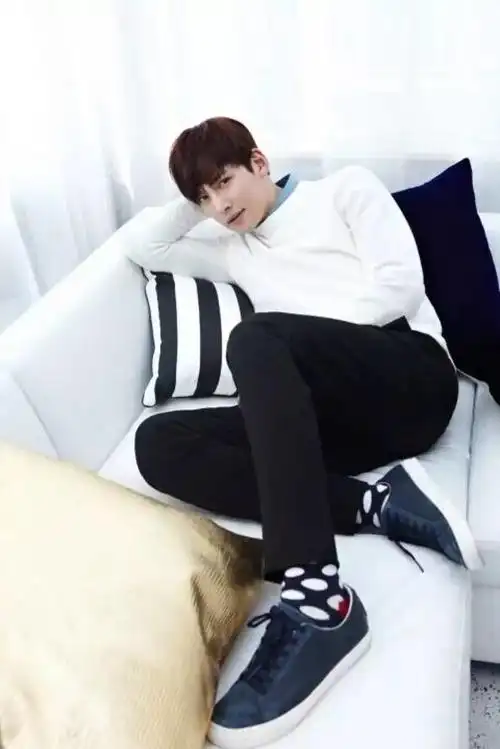 一身简单的搭配,袜子反而成了吸睛的亮点▼一身西装参加活动的彭于晏