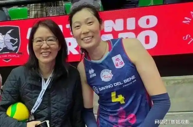 郎平化淡妆涂口红, 探望瘫痪男排国手, 前妻官至厅级 试管女儿7岁