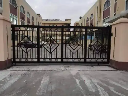 生产厂家订做工厂门口黑色烤漆铁艺电动大门简易平移电动铁艺大门