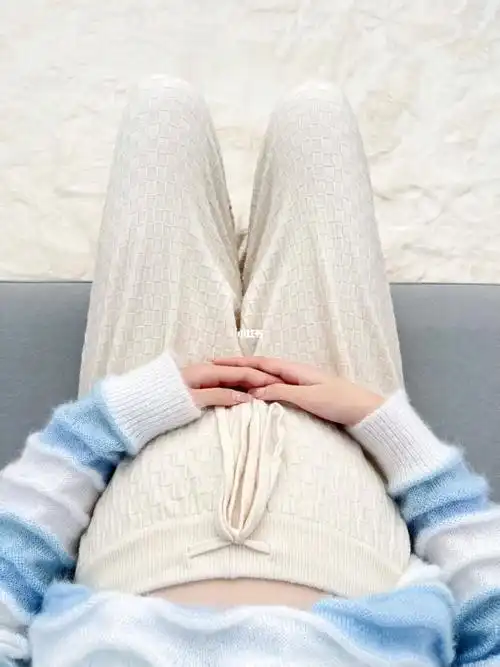 穿上不贴腿高腰阔腿裤版型 冷的话可以套紧身裤穿上也不会显腿粗~上面