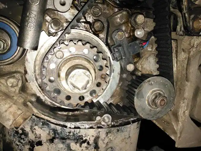 三菱4g64发动机正时皮带跑断了然后揭缸盖换了进气门的导管进气门活动