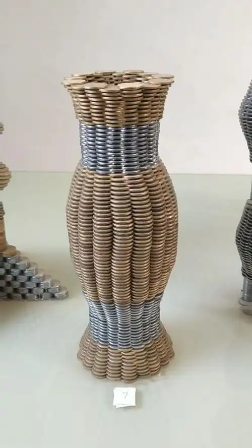 你见过这样摆的硬币花瓶吗?