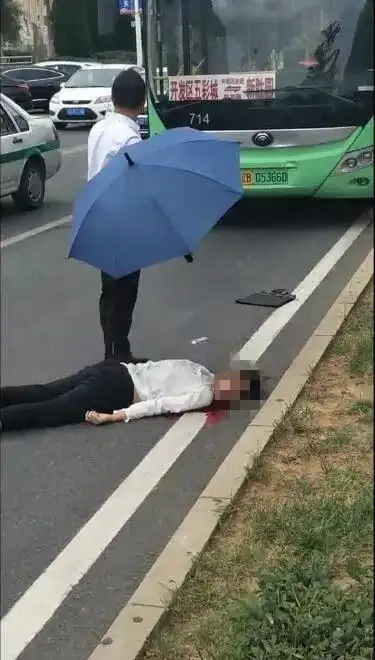 年轻女子小跑过斑马线被公交撞飞殒命!视频太揪心