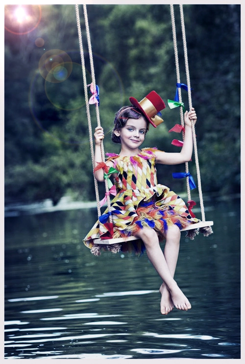 湖边荡秋千的女孩