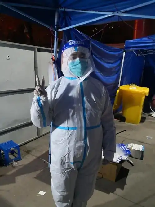 穿上医用防护服的责任和感动西安市灞桥区市场监管局下沉社区一线工作